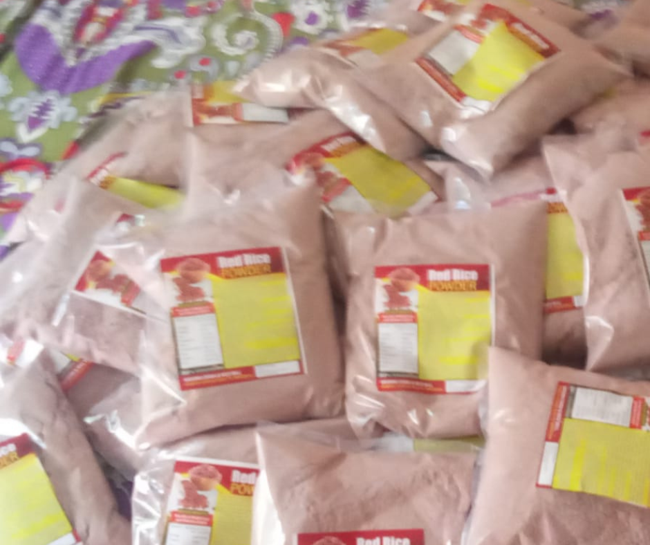 ৰঙা চাউলৰ আটাক প্ৰায়ে নিয়মীয়া চাউলৰ আটাৰ "ছুপাৰফুড" সংস্কৰণ বুলি গণ্য কৰা হয় কাৰণ ইয়াক গোটা শস্যৰ ৰঙা চাউলৰ পৰা তৈয়াৰ কৰা হয়, যিয়ে ইয়াৰ পুষ্টিকৰ ঘন ব্ৰাণ আৰু বীজাণুৰ স্তৰ ধৰি ৰাখে।